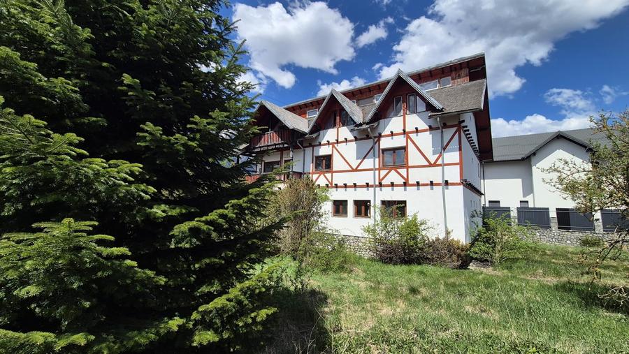 Casă individuală cu 11 camere cu Canalizare în Piatra Arsă
