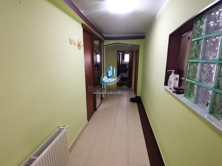 Apartament cu 4 camere decomandat în Periferie