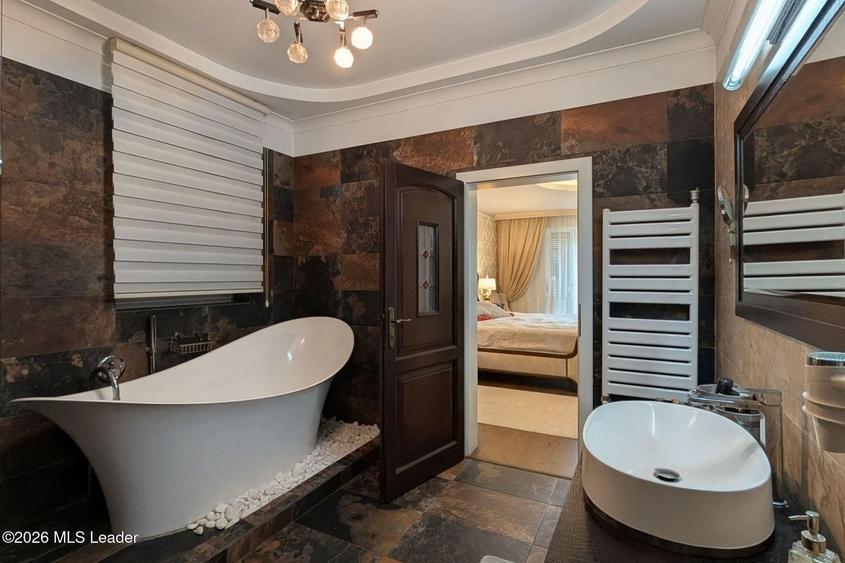 Casă individuală cu 5 camere cu Canalizare în Doamna Ghica