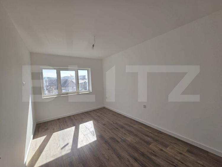 Apartament cu 3 camere semidecomandat în Florești