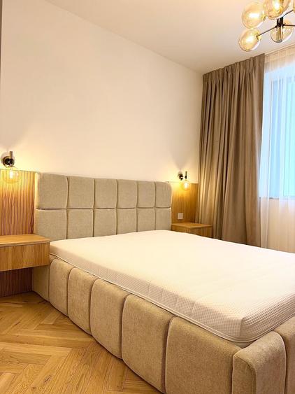Apartament cu 3 camere semidecomandat în P-ța Victoriei