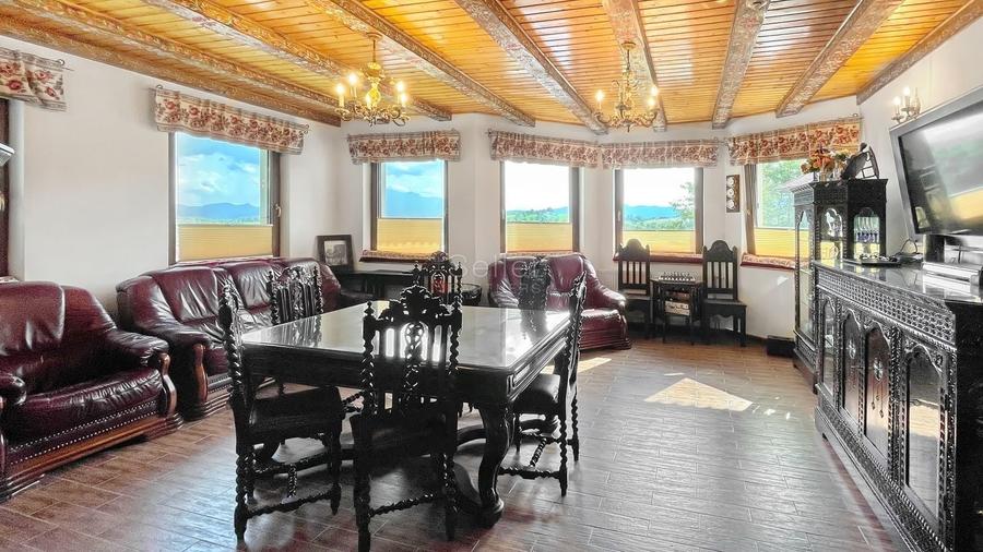 Casă individuală cu 11 camere cu Canalizare în Poiana Mărului