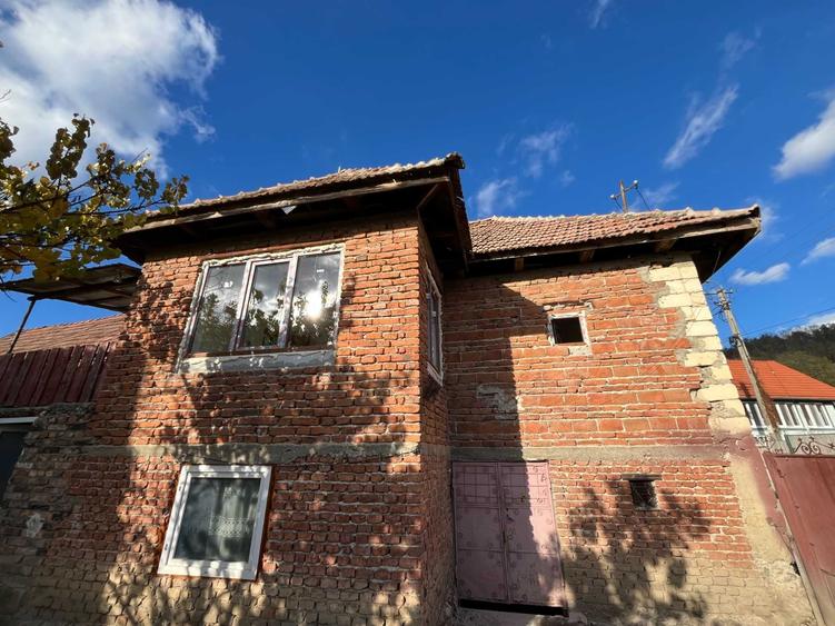 Casă cu 4 camere în Podeni