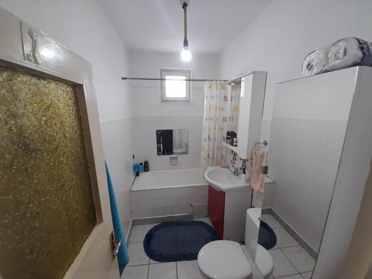 Apartament cu 3 camere decomandat, mobilat în Calea Moldovei