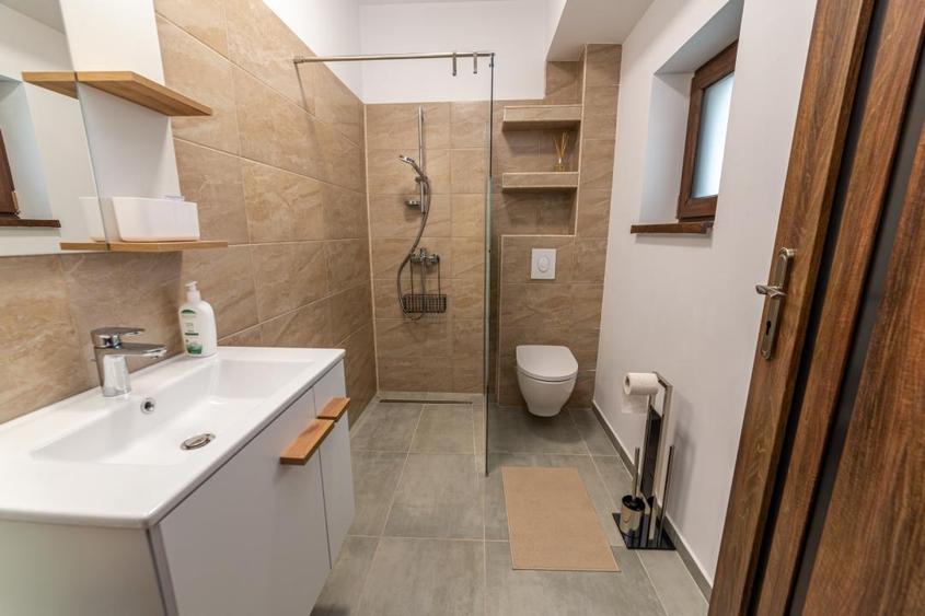 Apartament cu 2 camere decomandat, mobilat în Jiului