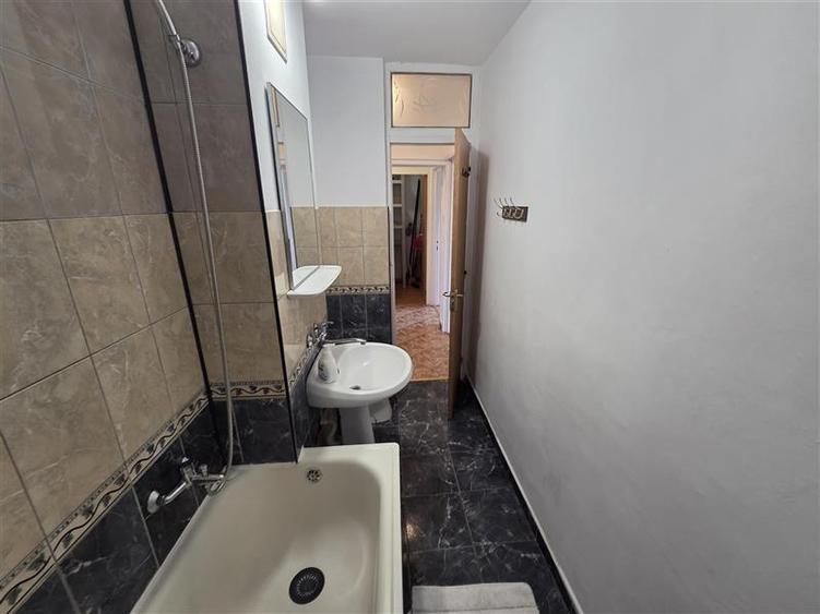 Apartament cu 3 camere decomandat, mobilat în P-ța Victoriei