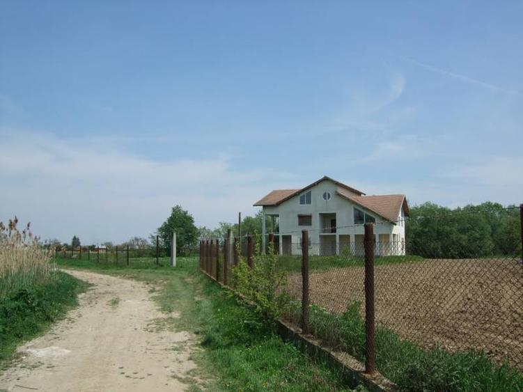 Casă cu 12 camere cu Teren 18000 Mp în Potlogi
