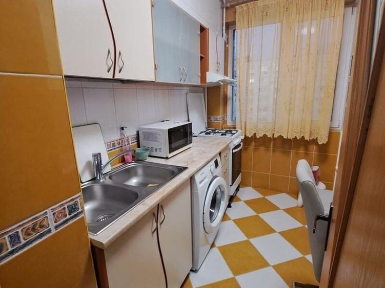 Apartament cu 3 camere semidecomandat în Iancului