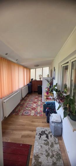 Apartament cu 3 camere semidecomandat în Florilor