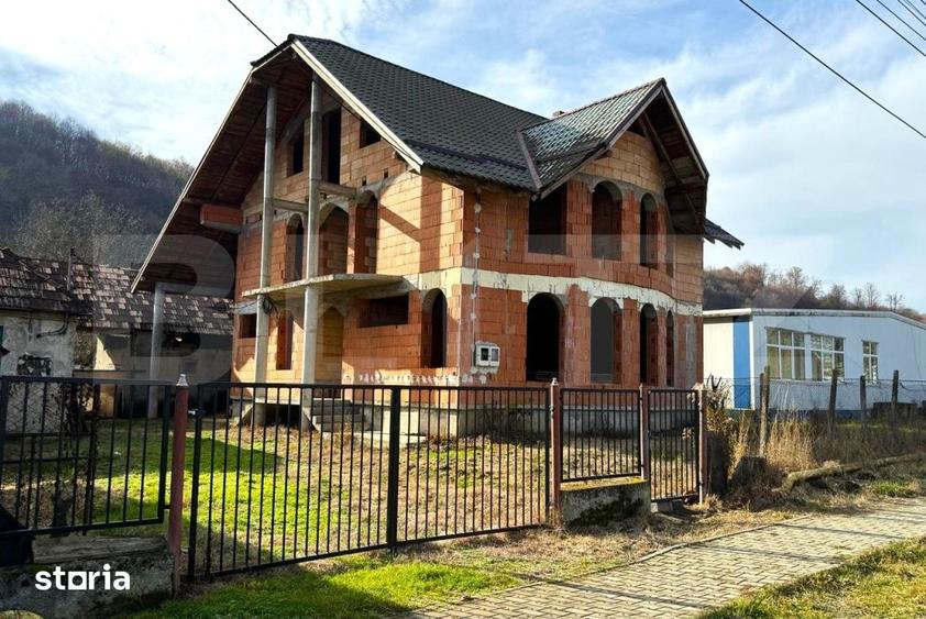 Casă cu 5 camere cu Teren 1900 Mp în Șieu