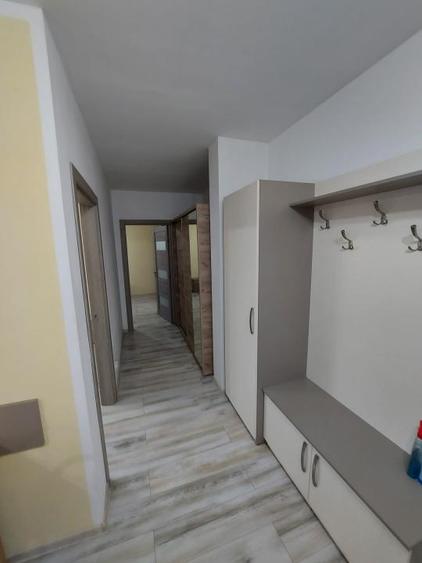 Apartament cu 3 camere semidecomandat, mobilat în Florești