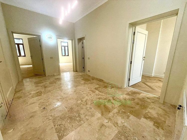 Apartament cu 4 camere semidecomandat în Romană