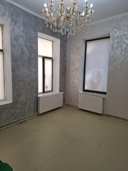 Casă cu 9 camere cu Teren 100 Mp în Romană