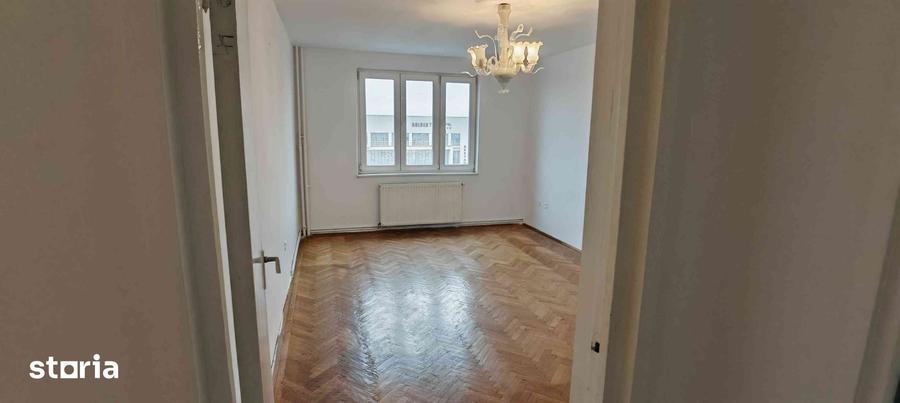 Apartament cu 3 camere decomandat în Astra