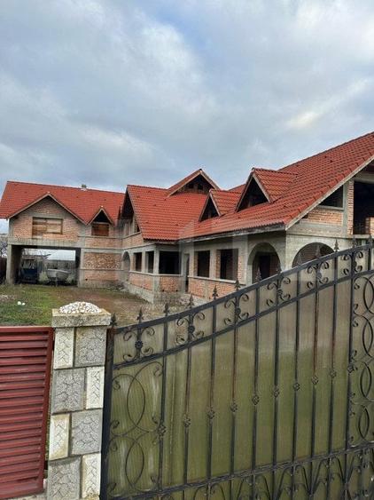 Casă individuală cu 10 camere cu Teren 1400 Mp în Exterior Sud