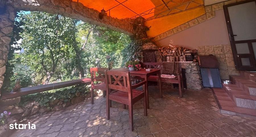 Casă cu 8 camere cu Teren 324 Mp în Universitate