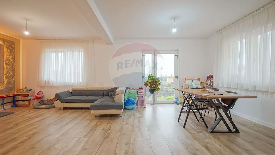 Casă individuală cu 4 camere cu Teren 658 Mp în Stupini