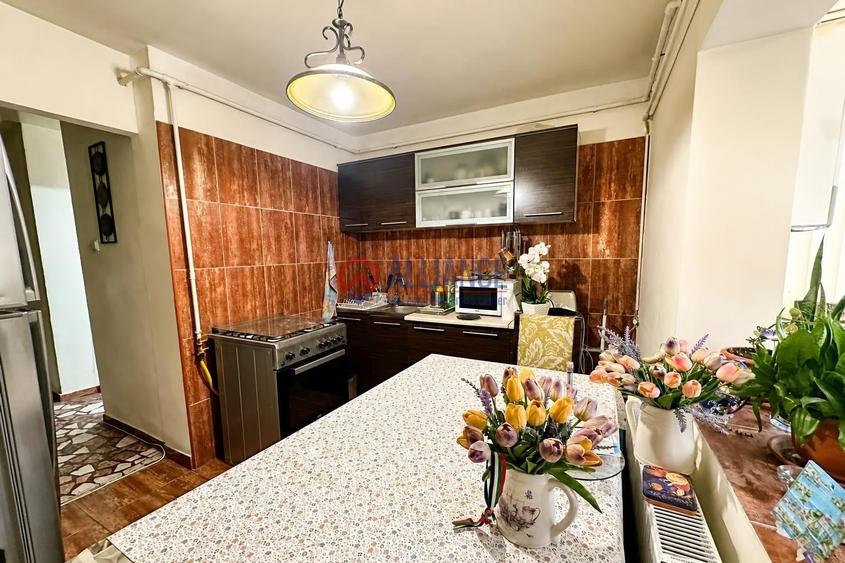 Apartament cu 3 camere decomandat în Casa de Cultură