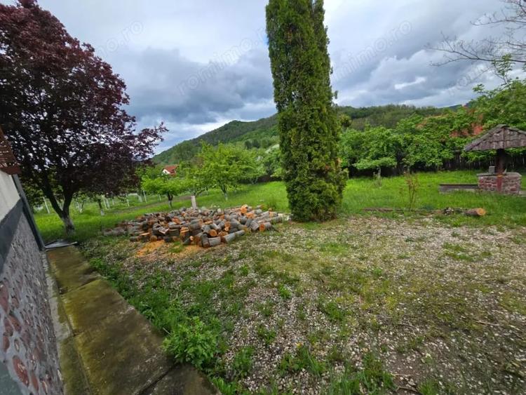 Casă cu Teren 1210 Mp în Mălureni