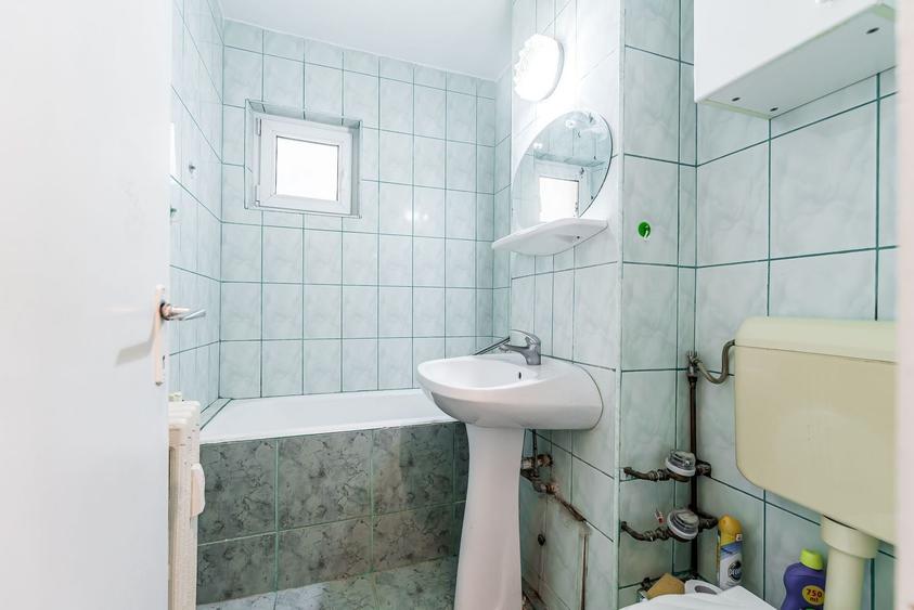 Apartament cu 3 camere semidecomandat în Aurel Vlaicu