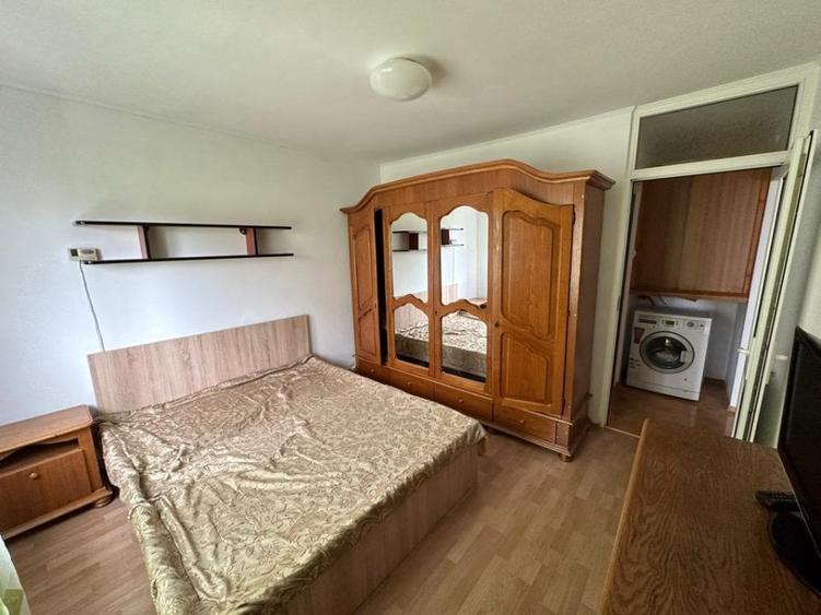 Apartament cu 3 camere decomandat, mobilat în Poarta 6