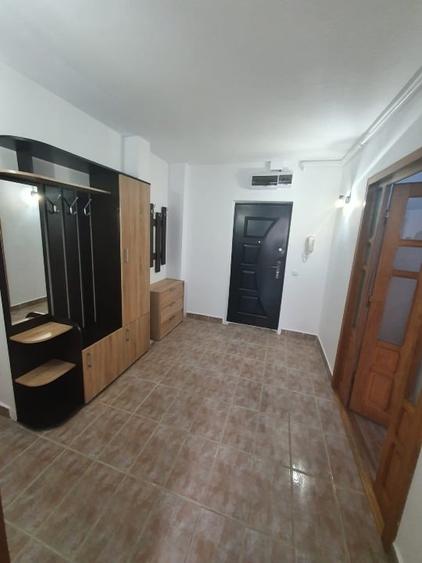 Apartament cu 3 camere decomandat, mobilat în Central