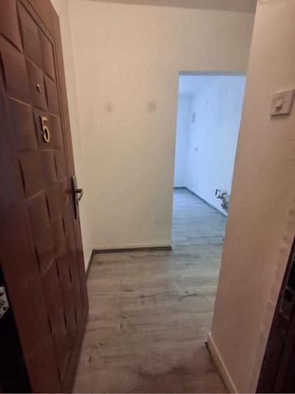 Apartament cu 2 camere semidecomandat în Craiovei