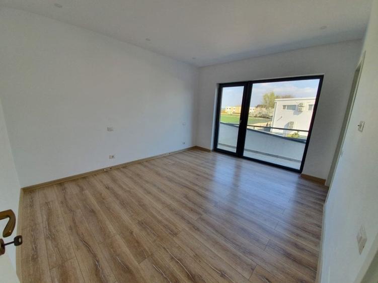 Casă cu 4 camere cu Teren 330 Mp în Tunari