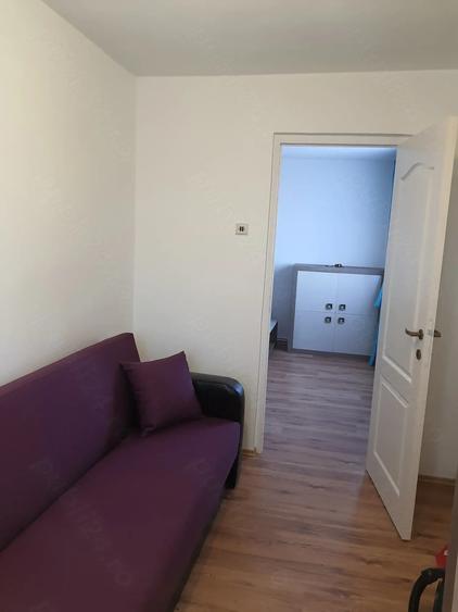 Apartament cu 3 camere semidecomandat în Autogară