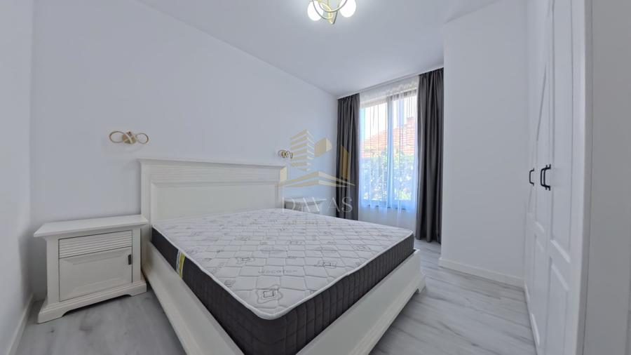 Apartament cu 3 camere semidecomandat, mobilat în Între Lacuri