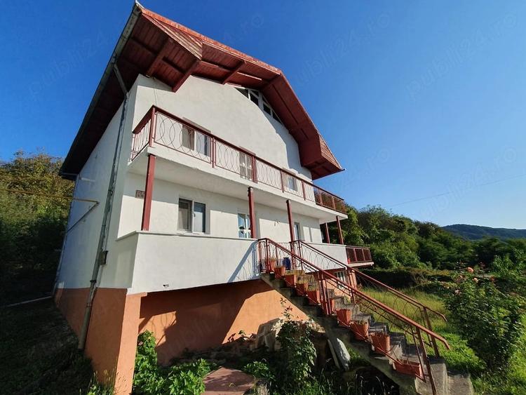 Casă cu Teren 1893 Mp în Copăcelu