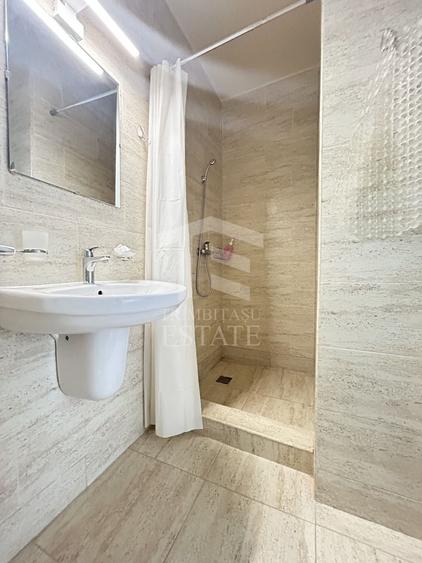 Casă individuală cu 16 camere cu Canalizare în Central