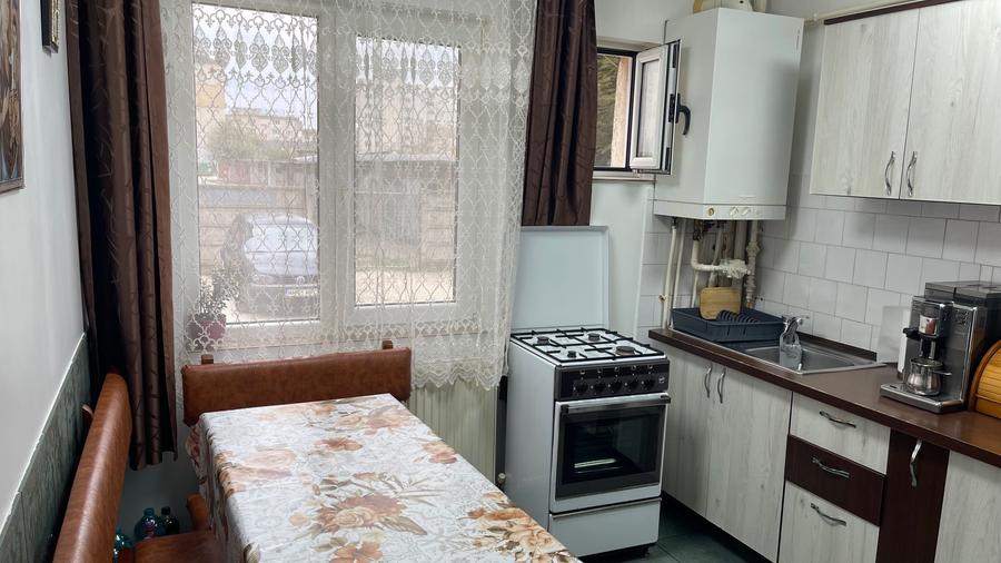 Apartament cu 4 camere decomandat în Central