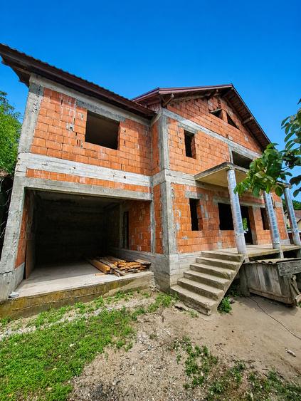 Casă individuală cu 6 camere cu Teren 1294 Mp în Olanu