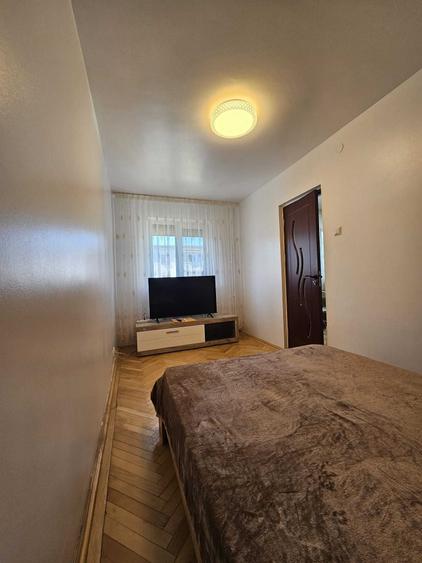 Apartament cu 3 camere semidecomandat în Craiovița Nouă