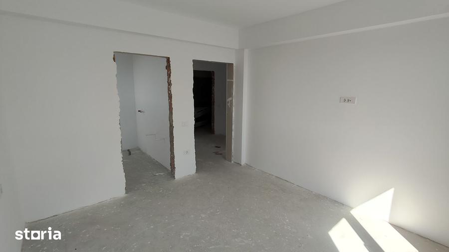 Casă cu 5 camere cu Teren 492 Mp în Glina