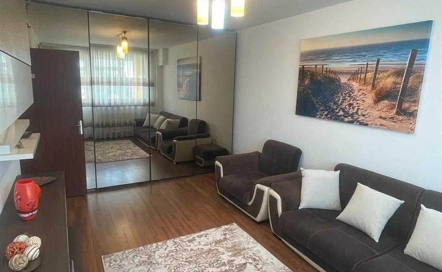 Apartament cu 3 camere decomandat în Olteniței
