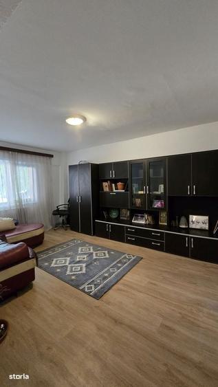 Apartament cu 3 camere decomandat în Vitrometan