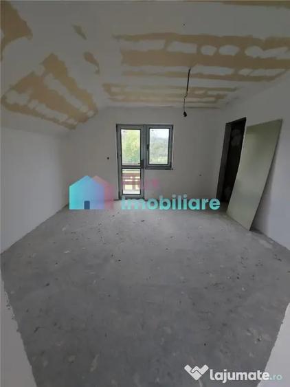 Casă cu 4 camere cu Teren 8450 Mp în Central