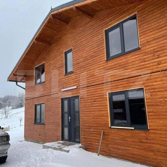 Casă cu 10 camere cu Teren 400 Mp în Bucium