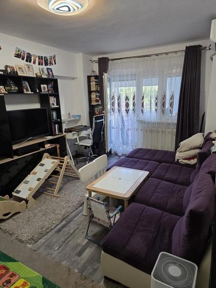 Apartament cu 3 camere semidecomandat în Vitan