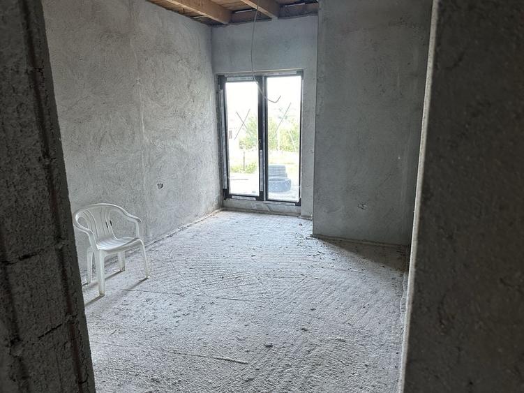 Casă cu 4 camere în Crinț