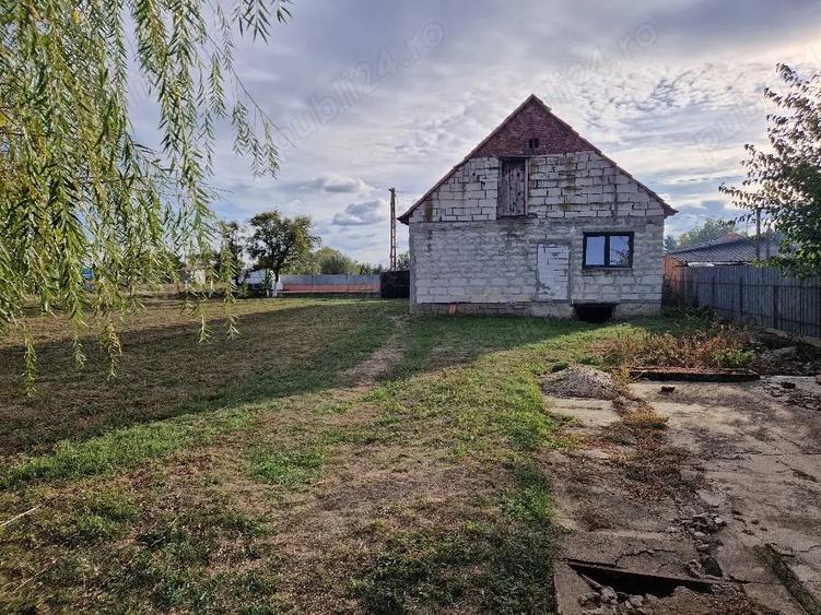 Casă cu Teren 18000 Mp în Central