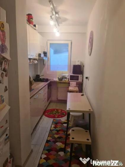 Apartament cu 3 camere semidecomandat în Cuza