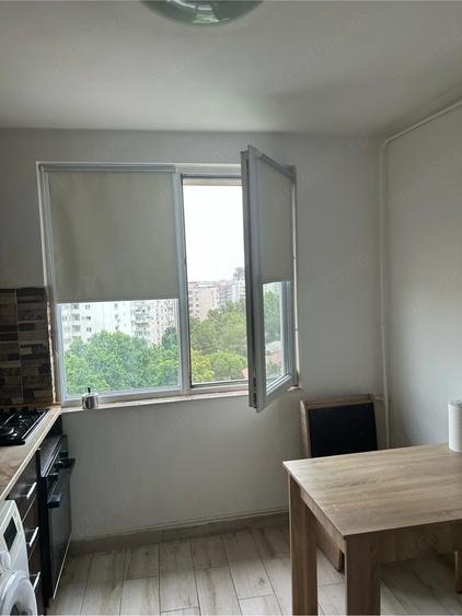 Apartament cu 3 camere semidecomandat în Colentina