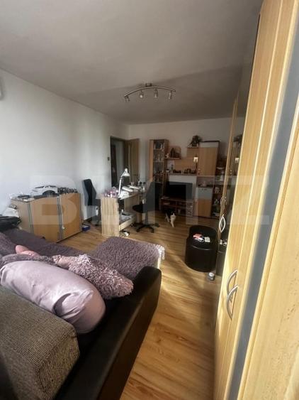 Apartament cu 3 camere semidecomandat, mobilat în Craiovița Nouă