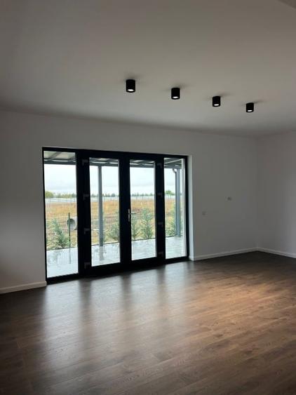 Apartament cu 4 camere decomandat, mobilat în Strejnicu
