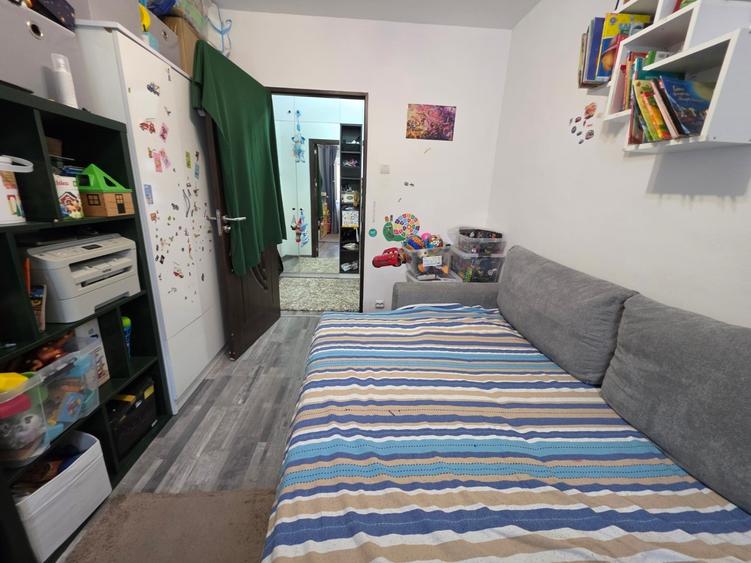 Apartament cu 3 camere semidecomandat în Dristor