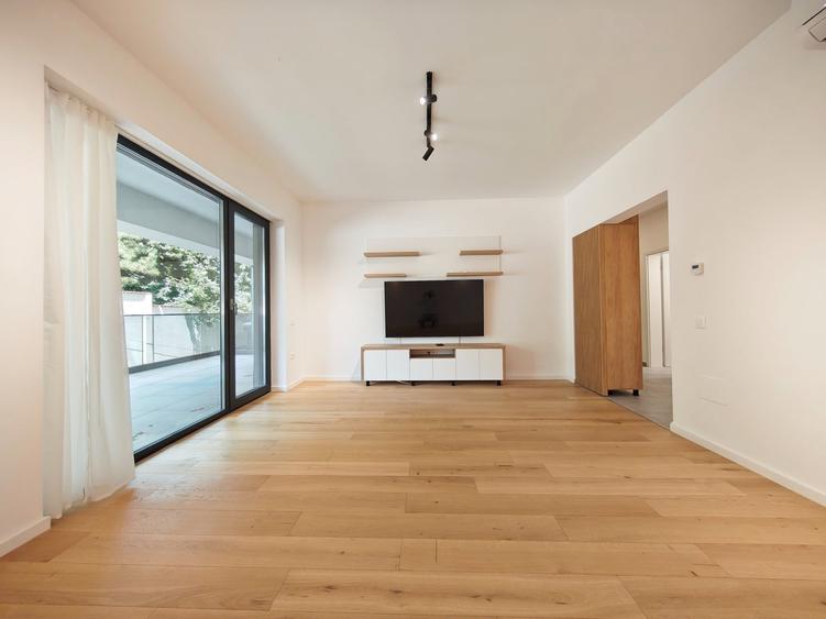Apartament cu 3 camere decomandat, mobilat în Băneasa