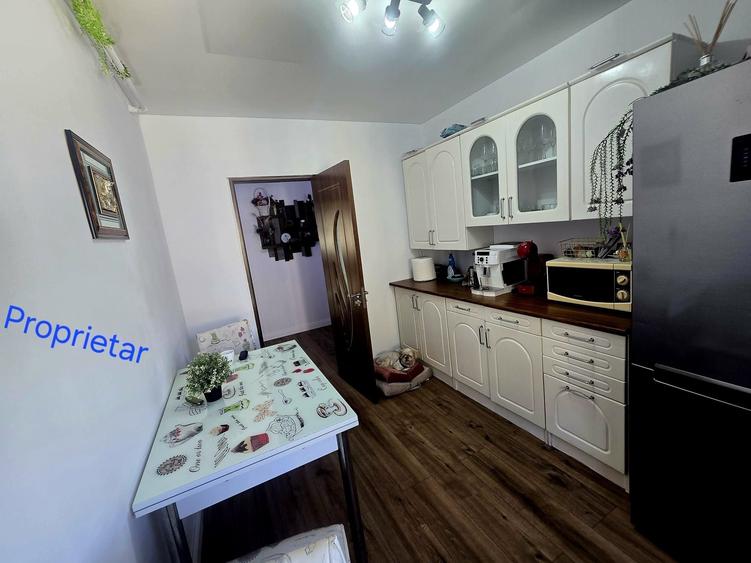 Apartament cu 3 camere decomandat în Carrefour